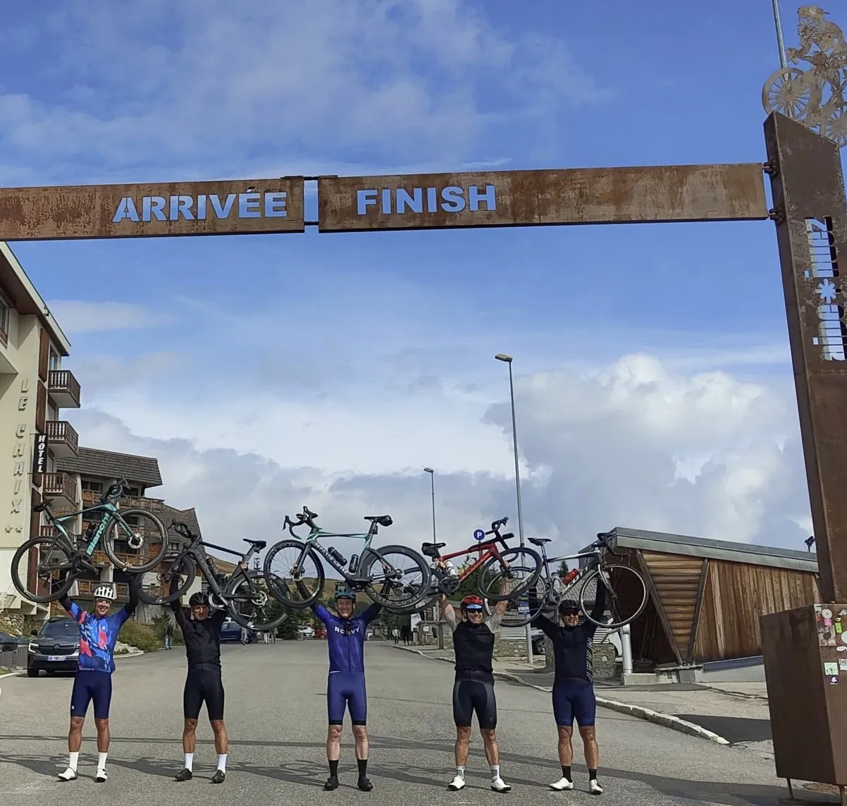 Celá pětka s koly nad hlavou v cíli Alpe d'Huez