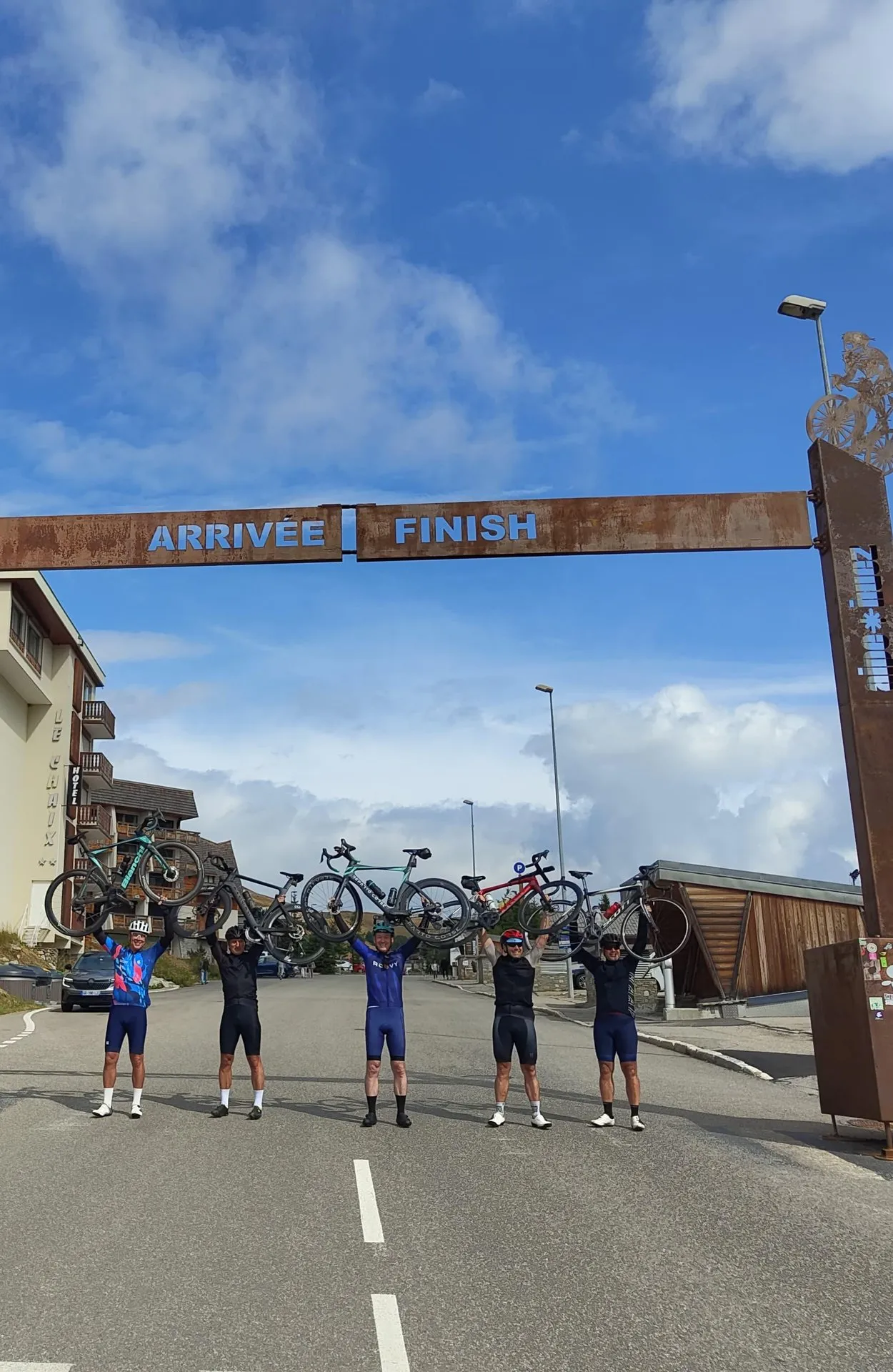 Celá pětka s koly nad hlavou v cíli Alpe d'Huez