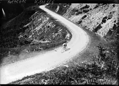 Jean Alavoine ve sjezdu z Col d'Aspin na Tour de France 1922