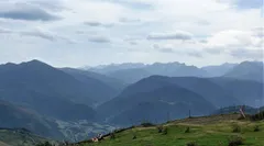 Výhled na pyrenejské hřebeny z průsmyku Aspin