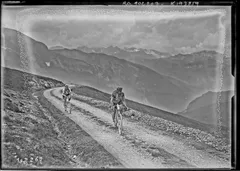 Dva cyklisté v serpentině Col d'Aubisque na Tour de France 1925