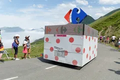 Karavana Tour de France nad mořem mraků na Col d'Aubisque