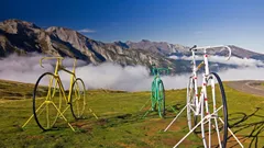 Sochy tří obřích kol v barvách dresů Tour de France na vrcholu Aubisque