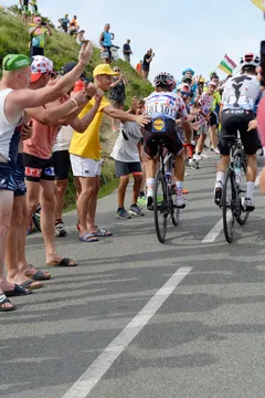 Jezdec v puntíkovaném dresu vrchařů mezi fanoušky na Aubisque, Tour de France 2018