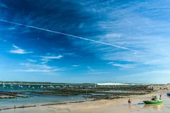 Pláž Cap Ferret s ústřicovými lůžky a Arcachonským zálivem