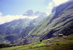 Silnice vytesaná do skalního svahu mezi Aubisque a Soulorem v Cirque du Litor