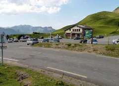Vrchol Col du Soulor s horami v pozadí