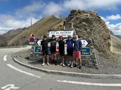 Celá pětka u cedule Col du Galibier 2642 m