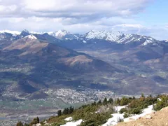 Výhled na zasněžené pyrenejské štíty a údolí Argelès-Gazost z Hautacamu