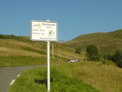 Značka výstupu na Hautacam v desátém kilometru s výhledem na horskou stanici