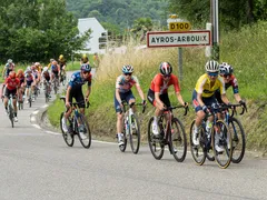 Peloton projíždí vesnicí Ayros-Arbouix pod Hautacamem