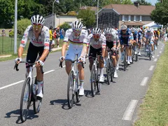 Tadej Pogačar v pelotonu 12. etapy Tour de France 2025