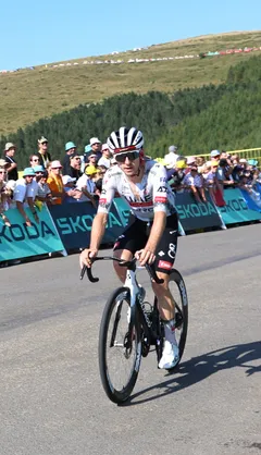 Stíhající jezdec v závěru etapy na Hautacam, Tour de France 2025