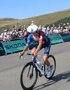 Sólový jezdec v posledních metrech dojezdu 12. etapy Tour de France 2025 na Hautacamu