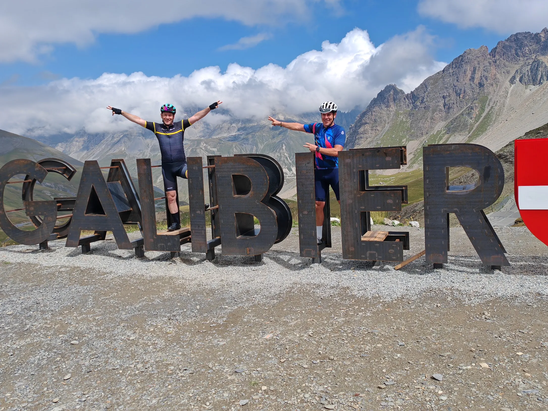 Skupina na vrcholu Col du Galibier se zdviženýma rukama