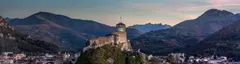 Hradní pevnost Château fort de Lourdes na skále, v pozadí vrcholky Pyrenejí