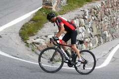 Cyklista v zatáčce na Stelviu