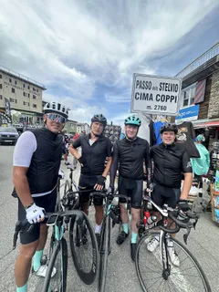 Celá parta u cedule Passo dello Stelvio - Cima Coppi 2760 m