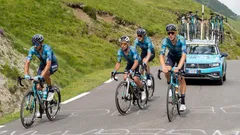 Tým Astana stoupá na Tourmalet během 6. etapy Tour de France 2023