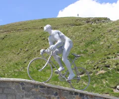 Socha Obra z Tourmaletu připomínající cyklistu Octava Lapize