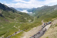 Cyklisté stoupají k vrcholu Tourmaletu během 14. etapy Tour de France 2024